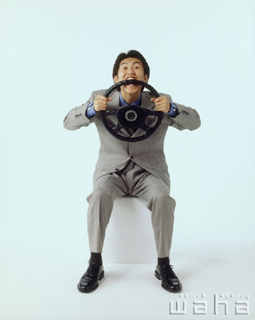 イラスト＆写真のストックフォトwaha（ワーハ）　人物、日本人、ビジネス、ビジネスマン、男性、白バック、自動車、仕事、働く、サラリーマン、座る、運転　p1-1856a