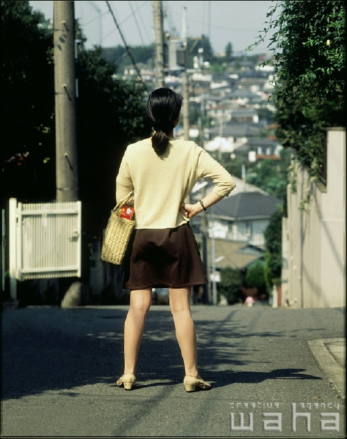 人物 日本人 女性 代 30代 主婦 表情 ポーズ 後ろ姿 後姿 うしろ姿 背中 フォト作品紹介 イラスト 写真のストックフォトwaha ワーハ カンプデータは無料