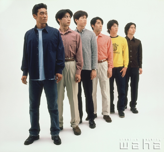 イラスト＆写真のストックフォトwaha（ワーハ）　人物、日本人、男性、20代、30代、白バック、表情、ポーズ、集団、集合、並ぶ　p1-1970a