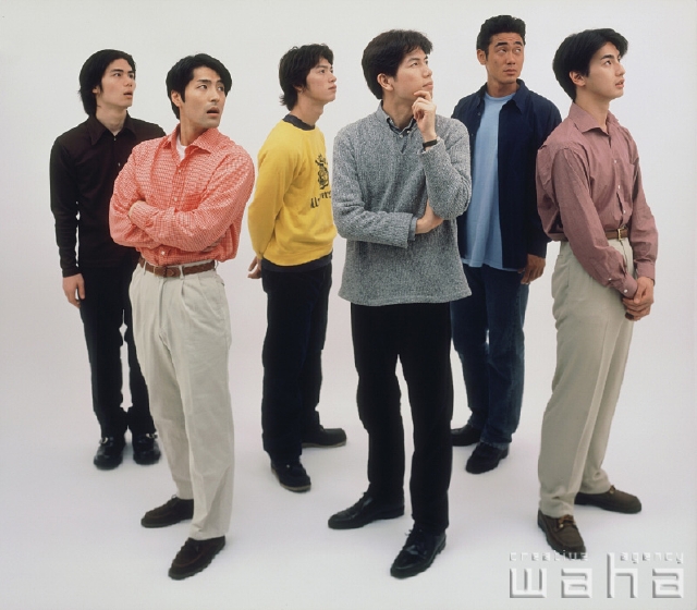 イラスト＆写真のストックフォトwaha（ワーハ）　人物、日本人、男性、20代、30代、白バック、表情、ポーズ、集団、集合、並ぶ　p1-1972a