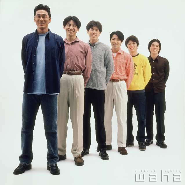 イラスト＆写真のストックフォトwaha（ワーハ）　人物、日本人、男性、20代、30代、白バック、表情、ポーズ、集団、集合、並ぶ　p1-1981a