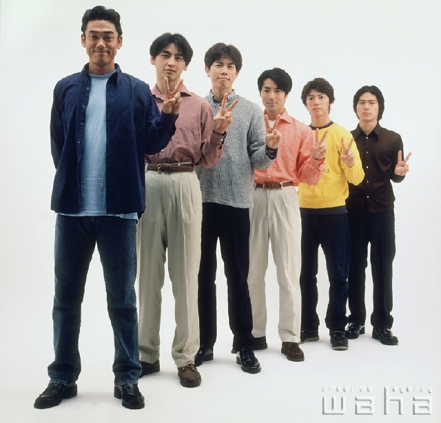 イラスト＆写真のストックフォトwaha（ワーハ）　人物、日本人、男性、20代、30代、白バック、表情、ポーズ、集団、集合、並ぶ　p1-1982a