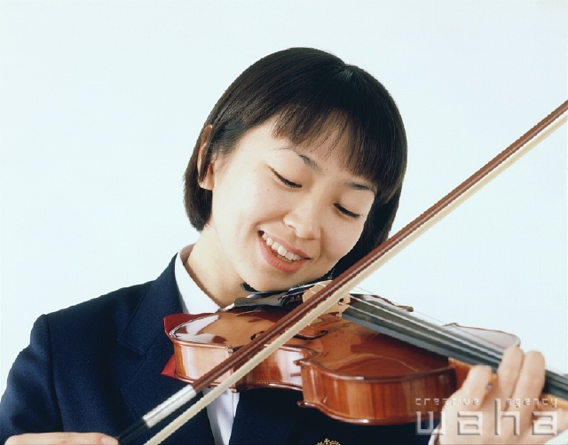 イラスト＆写真のストックフォトwaha（ワーハ）　人物、日本人、高校生、白バック、趣味、女子高生、中学生、生徒、制服、学生服、楽器、演奏、バイオリン　p1-2020a