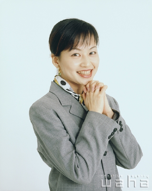 イラスト＆写真のストックフォトwaha（ワーハ）　人物、日本人、ビジネス、ビジネスウーマン、女性、白バック、表情、ポーズ、女性、笑顔、笑う、笑い、スマイル、仕事、働く、OL　p1-2040a