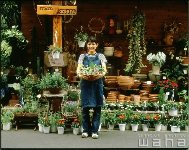 イラスト＆写真のストックフォトwaha（ワーハ）　人物、日本人、職業、女性、20代、30代、仕事、花屋、花　p1-2174a