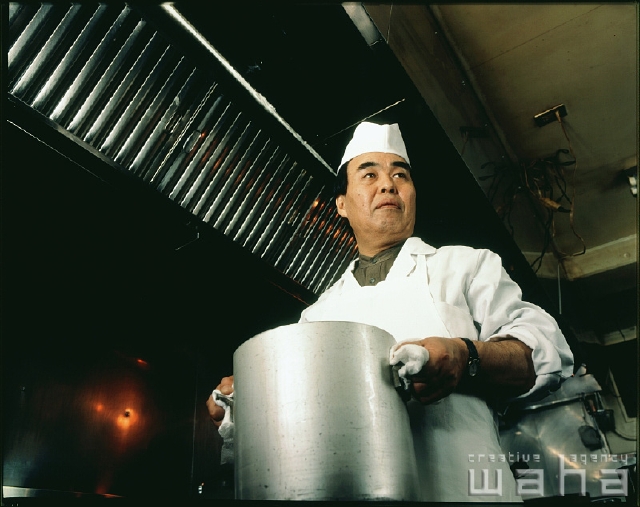 イラスト＆写真のストックフォトwaha（ワーハ）　人物、日本人、職業、中高年、キッチン、仕事、コック、料理、料理人　p1-2179a