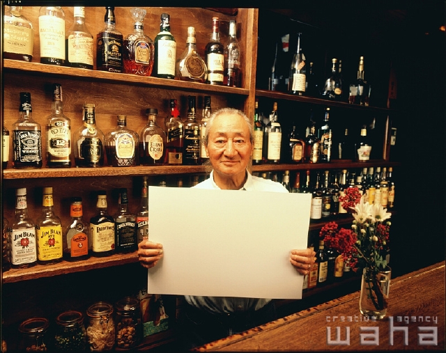 イラスト＆写真のストックフォトwaha（ワーハ）　人物、日本人、職業、メッセージボード、中高年、仕事、バー、飲み屋　p1-2182a