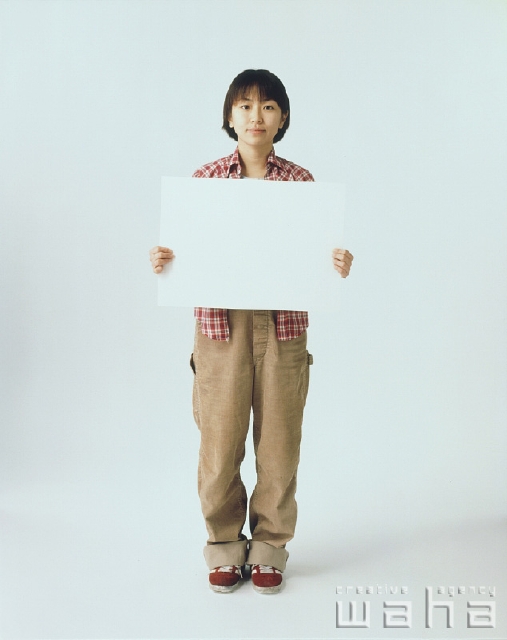イラスト＆写真のストックフォトwaha（ワーハ）　人物、日本人、女性、20代、30代、白バック、若者、メッセージボード　p1-2186a