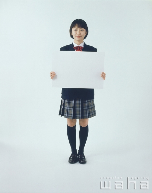 イラスト＆写真のストックフォトwaha（ワーハ）　人物、日本人、高校生、白バック、メッセージボード、女子高生、中学生、生徒、制服、学生服　p1-2195a