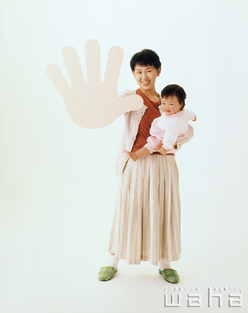 イラスト＆写真のストックフォトwaha（ワーハ）　人物、日本人、親子、白バック、メッセージボード　p1-2235a