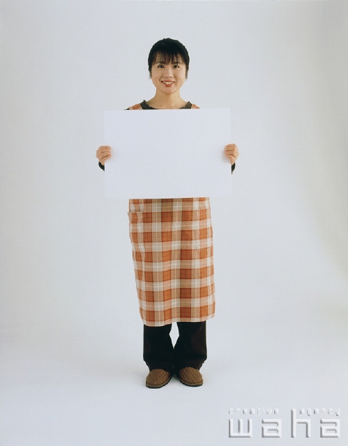 イラスト＆写真のストックフォトwaha（ワーハ）　人物、日本人、女性、20代、30代、白バック、主婦、メッセージボード　p1-2239a
