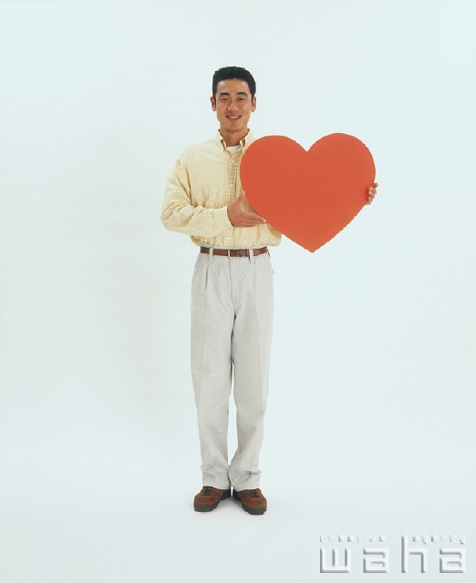 イラスト＆写真のストックフォトwaha（ワーハ）　人物、日本人、男性、20代、30代、白バック、メッセージボード、ハート、愛情、LOVE　p1-2263a