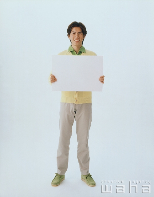 イラスト＆写真のストックフォトwaha（ワーハ）　人物、日本人、男性、20代、30代、白バック、メッセージボード　p1-2269a