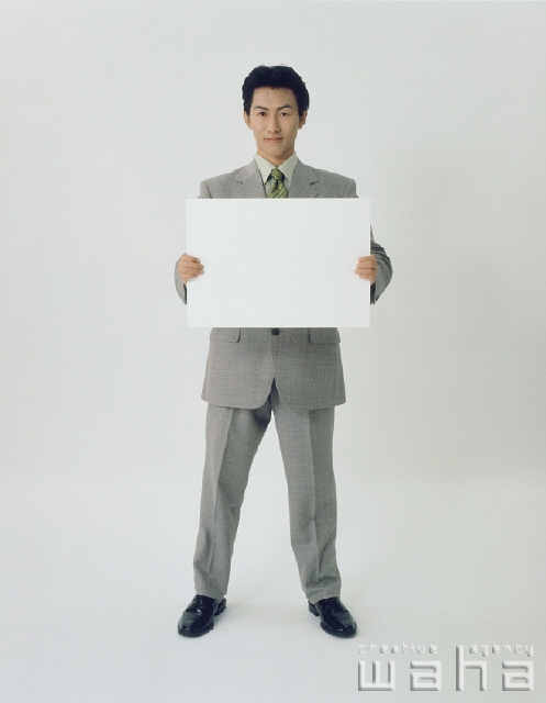 イラスト＆写真のストックフォトwaha（ワーハ）　人物、日本人、ビジネス、ビジネスマン、男性、白バック、メッセージボード、仕事、働く、サラリーマン　p1-2306a