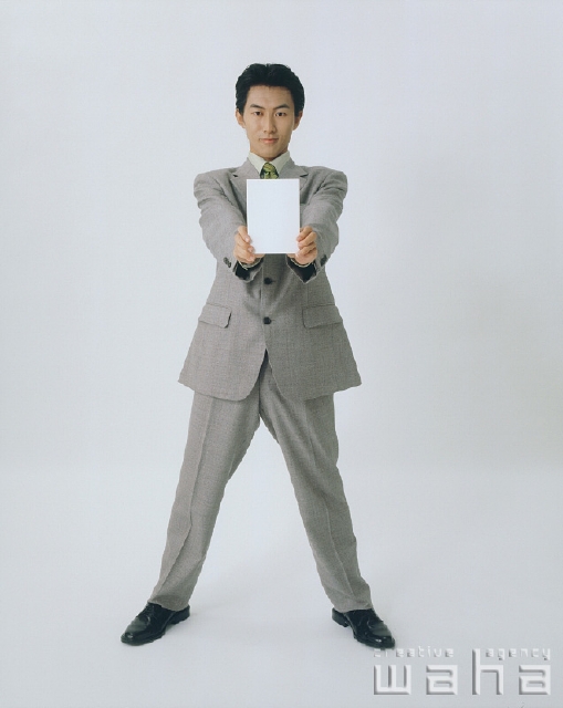 イラスト＆写真のストックフォトwaha（ワーハ）　人物、日本人、ビジネス、ビジネスマン、男性、白バック、メッセージボード、仕事、働く、サラリーマン　p1-2307a