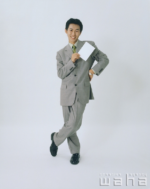 イラスト＆写真のストックフォトwaha（ワーハ）　人物、日本人、ビジネス、ビジネスマン、男性、白バック、メッセージボード、仕事、働く、サラリーマン　p1-2308a