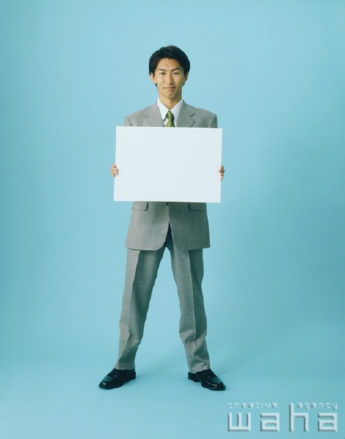 イラスト＆写真のストックフォトwaha（ワーハ）　人物、日本人、ビジネス、ビジネスマン、男性、白バック、メッセージボード、仕事、働く、サラリーマン　p1-2310a