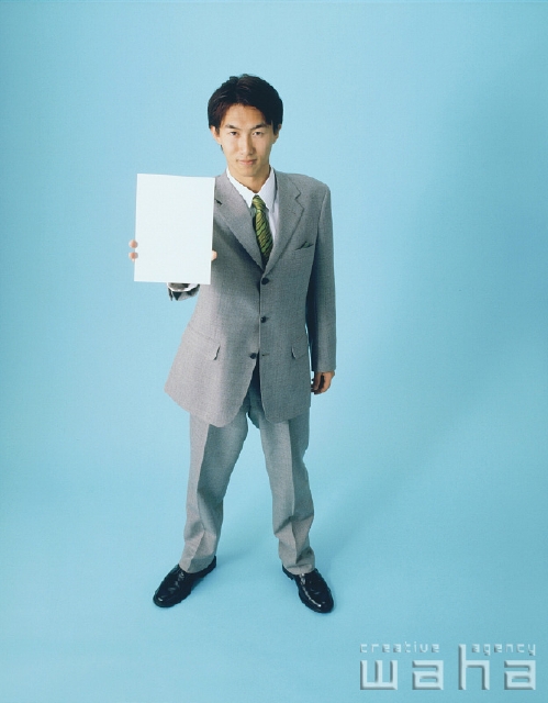 イラスト＆写真のストックフォトwaha（ワーハ）　人物、日本人、ビジネス、ビジネスマン、男性、白バック、メッセージボード、仕事、働く、サラリーマン　p1-2314a