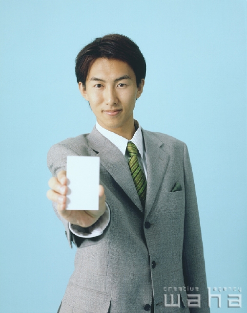 イラスト＆写真のストックフォトwaha（ワーハ）　人物、日本人、ビジネス、ビジネスマン、男性、白バック、メッセージボード、仕事、働く、サラリーマン　p1-2316a