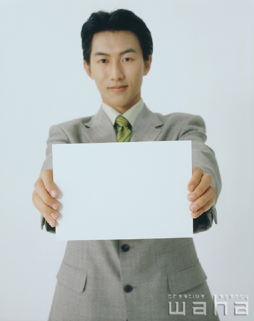イラスト＆写真のストックフォトwaha（ワーハ）　人物、日本人、ビジネス、ビジネスマン、男性、白バック、メッセージボード、仕事、働く、サラリーマン　p1-2322a