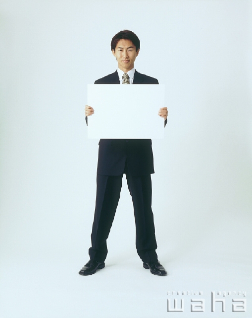 イラスト＆写真のストックフォトwaha（ワーハ）　人物、日本人、ビジネス、ビジネスマン、男性、白バック、メッセージボード、仕事、働く、サラリーマン　p1-2323a