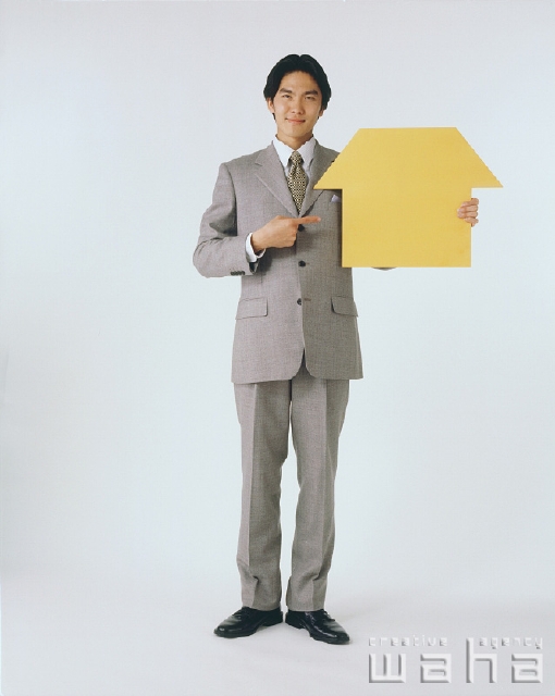 イラスト＆写真のストックフォトwaha（ワーハ）　人物、日本人、ビジネス、ビジネスマン、男性、白バック、メッセージボード、仕事、働く、サラリーマン　p1-2332a
