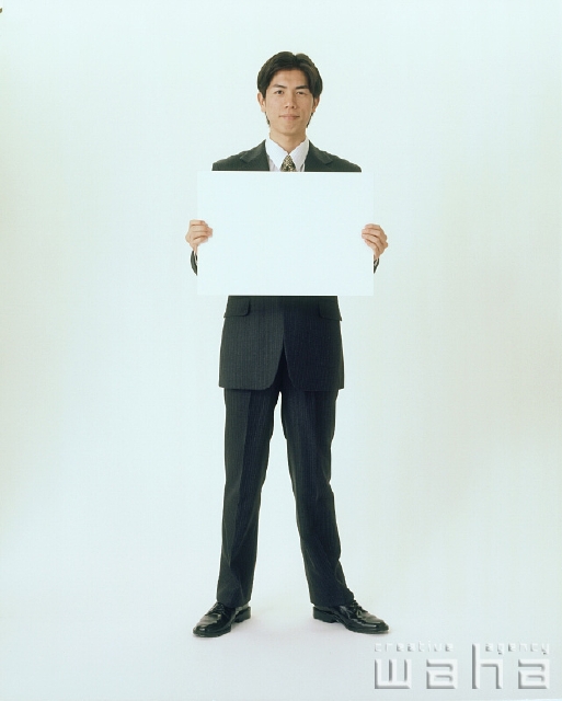 イラスト＆写真のストックフォトwaha（ワーハ）　人物、日本人、ビジネス、ビジネスマン、男性、白バック、メッセージボード、仕事、働く、サラリーマン　p1-2336a