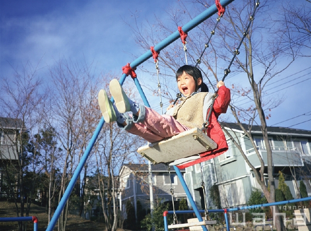 人物 日本人 子供 公園 元気 健康 屋外 横向き 横顔 全身 幼児 遊ぶ ブランコ ぶらんこ 遊具 無邪気 笑う はしゃぐ 叫ぶ 青空 のどか あそぶ あそび 遊ぶ 遊び 笑う 笑い スマイル 子ども こども フォト作品紹介 イラスト 写真の