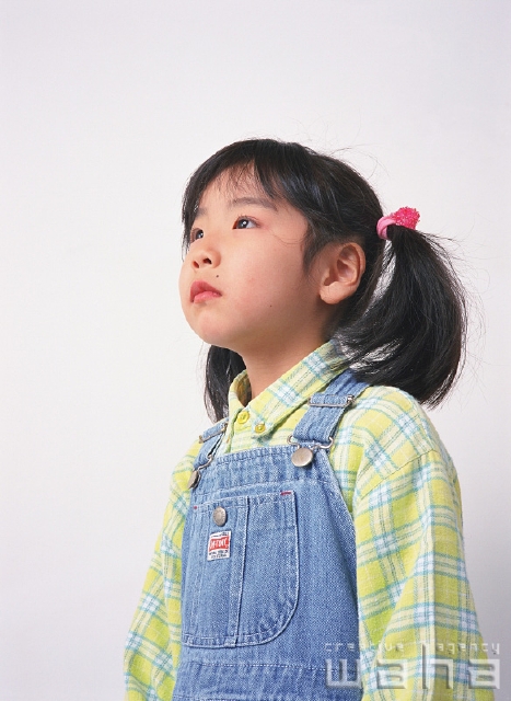 イラスト＆写真のストックフォトwaha（ワーハ）　人物、日本人、子供、白バック、横向き、横顔、上半身、スタジオ、白バック、ポーズ、見上げる、見つめる、考える、夢、希望、将来、未来、子ども、こども　p2-0068a