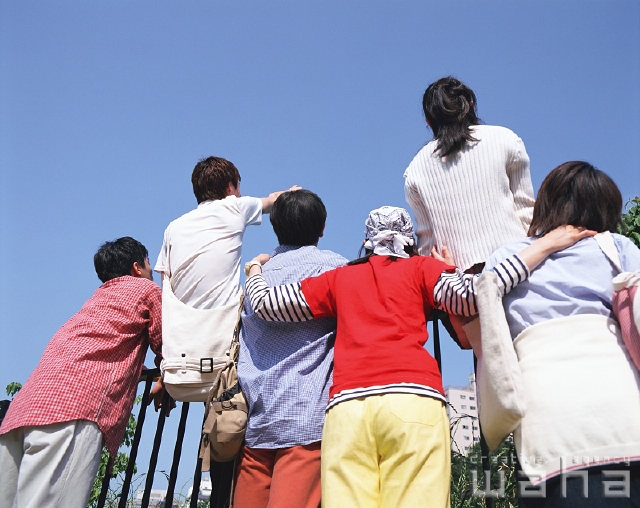 人物 日本人 若者 大学生 学生 屋外 後ろ姿 上半身 ローアングル 複数 集合 仲間 肩を組む 青空 見上げる 見つめる 眺める 注目 屋外 後姿 後ろ姿 うしろ姿 背中 フォト作品紹介 イラスト 写真のストックフォトwaha ワーハ