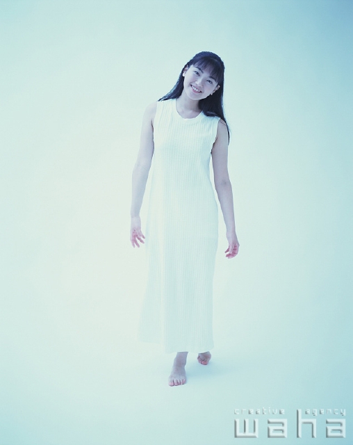 イラスト＆写真のストックフォトwaha（ワーハ）　人物、日本人、女性、20代、30代、ピュア、白バック、正面、全身、スタジオ、白バック、ポーズ、ドレス、白いワンピース、清純　p2-0226a