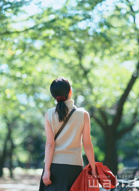 人物 日本人 女性 代 30代 公園 屋外 後ろ姿 上半身 散歩 雑木林 後姿 後ろ姿 うしろ姿 背中 フォト作品紹介 イラスト 写真のストックフォトwaha ワーハ カンプデータは無料