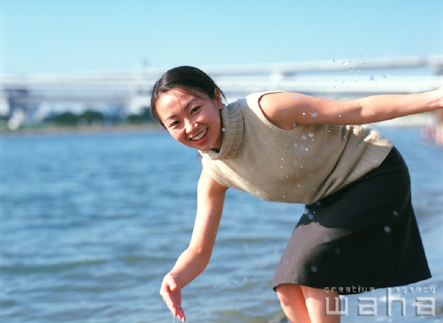 人物 日本人 女性 代 30代 屋外 横向き 正面 上半身 ポートレート 散歩 はしゃぐ ふざける 遊ぶ 川 水遊び 元気 水を掛ける 水しぶき あそぶ あそび 遊ぶ 遊び フォト作品紹介 イラスト 写真のストックフォトwaha ワーハ