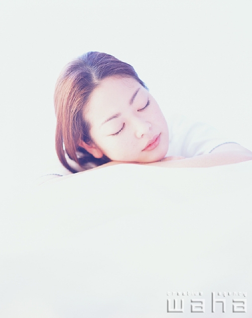 人物 日本人 女性 代 30代 健康 美容 屋内 正面 上半身 寝る 寝転ぶ 腹這い うつぶせ 頬杖をつく 眠る 寝顔 寝る 目を閉じる 休息 ベット 寝顔 フォト作品紹介 イラスト 写真のストックフォトwaha ワーハ カンプデータは無料