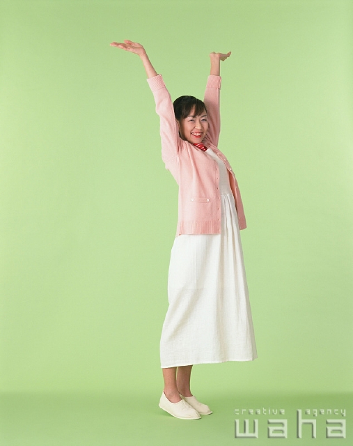人物 日本人 女性 代 30代 白バック 横向き 横顔 全身 スタジオ 白バック ポーズ リラックス 両手を上げる 両手を広げる バンザイ 背伸び 白いワンピース フォト作品紹介 イラスト 写真のストックフォトwaha ワーハ カンプデータは無料