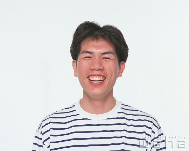 人物 日本人 男性 代 30代 男性 笑顔 白バック 正面 上半身 スタジオ 白バック ポーズ ポートレート ボーダーシャツ 楽しい 笑う 笑い スマイル フォト作品紹介 イラスト 写真のストックフォトwaha ワーハ カンプデータは無料