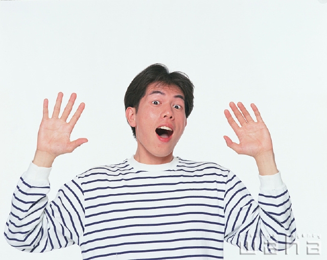 人物 日本人 男性 20代 30代 表情 ポーズ 白バック 正面 上半身 スタジオ 白バック ポーズ ボーダーシャツ 驚く のけぞる 両手を上げる バンザイ 叫ぶ ジェスチャー フォト作品紹介 イラスト 写真のストックフォトwaha ワーハ カンプデータは無料