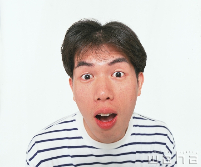 人物 日本人 男性 代 30代 白バック 正面 上半身 スタジオ 白バック ポーズ 顔 アップ ボーダーシャツ 驚く 呆気にとられる あきれる ジェスチャー フォト作品紹介 イラスト 写真のストックフォトwaha ワーハ カンプデータは無料