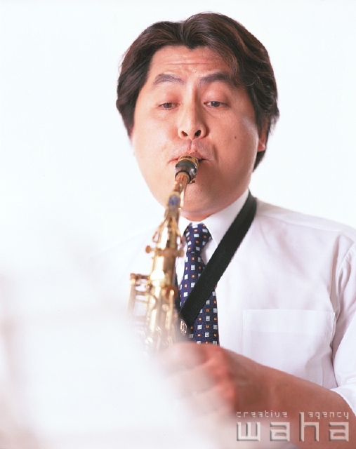 イラスト＆写真のストックフォトwaha（ワーハ）　人物、日本人、中高年、趣味、白バック、男性、屋内、正面、上半身、スタジオ、白バック、ポーズ、サックス、吹く、ジャズ、吹奏楽、真剣、父　p2-0762a