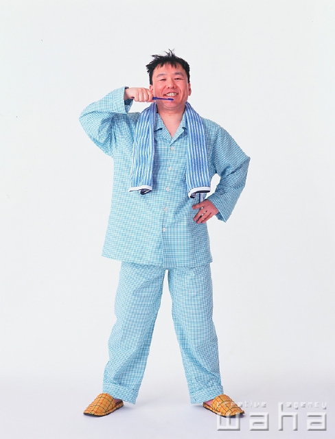 イラスト＆写真のストックフォトwaha（ワーハ）　人物、日本人、中高年、白バック、男性、正面、全身、スタジオ、白バック、ポーズ、パジャマ、朝、タオル、スリッパ、歯ブラシ、歯磨き、歯を磨く、父　p2-0820a