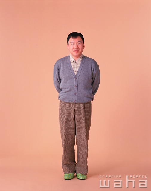 イラスト＆写真のストックフォトwaha（ワーハ）　人物、日本人、中高年、白バック、男性、正面、全身、スタジオ、白バック、ポーズ、ポートレート、父、スリッパ　p2-0835a