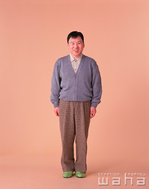 イラスト＆写真のストックフォトwaha（ワーハ）　人物、日本人、中高年、白バック、男性、正面、全身、スタジオ、白バック、ポーズ、ポートレート、父、スリッパ　p2-0836a