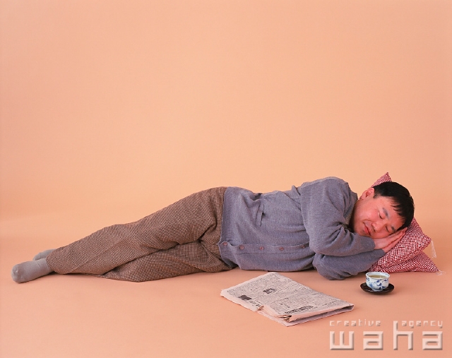 イラスト＆写真のストックフォトwaha（ワーハ）　人物、日本人、中高年、白バック、男性、横向き、横顔、全身、スタジオ、白バック、ポーズ、父、リラックス、休憩、寝る、寝転ぶ、横になる、眠る、寝る、寝顔、目を閉じる、座布団、飲む、お茶、湯飲み、新聞　p2-0845a