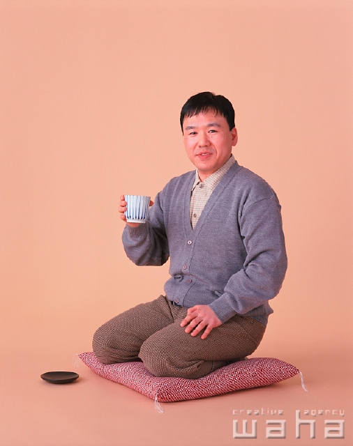 イラスト＆写真のストックフォトwaha（ワーハ）　人物、日本人、中高年、白バック、男性、横向き、正面、全身、スタジオ、白バック、ポーズ、父、リラックス、休憩、飲む、お茶、湯飲み、座布団、正座、座る　p2-0849b