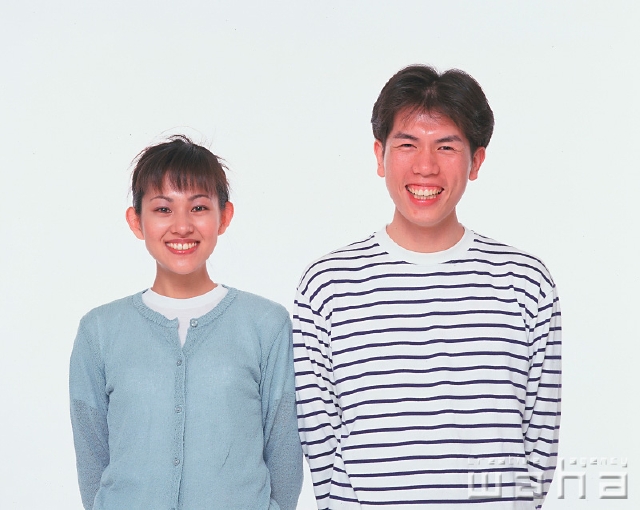 イラスト＆写真のストックフォトwaha（ワーハ）　人物、日本人、カップル、白バック、白バック、正面、上半身、スタジオ、白バック、ポーズ、ポートレート、2人、笑う、幸福感、ボーダーシャツ、笑う、笑い、スマイル　p2-0885a