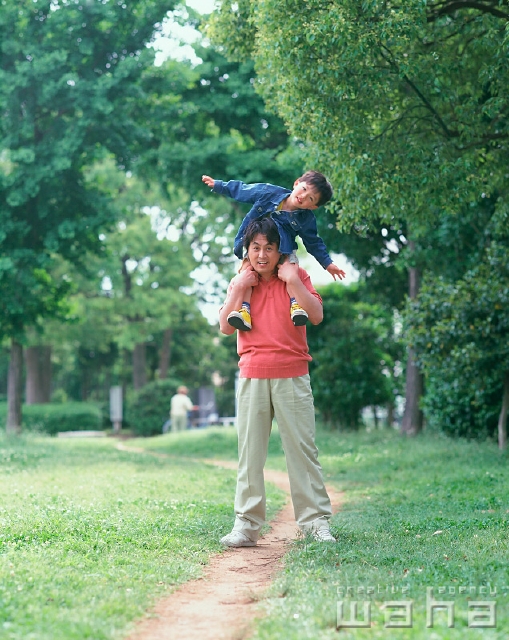 イラスト＆写真のストックフォトwaha（ワーハ）　人物、日本人、親子、公園、屋外、正面、全身、ポートレート、2人、男の子、散歩、元気、肩車、森林、草原、遊ぶ、無邪気、あそぶ、あそび、遊ぶ、遊び　p2-0948a