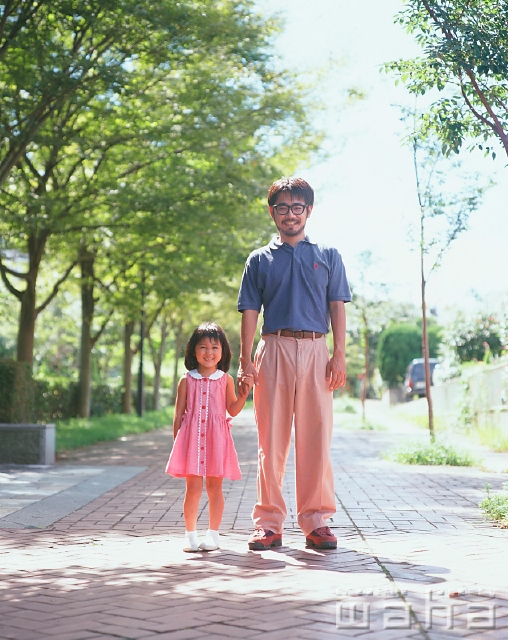 イラスト＆写真のストックフォトwaha（ワーハ）　人物、日本人、親子、屋外、正面、全身、ポートレート、2人、幼児、女の子、散歩、メガネ、手をつなぐ、無邪気、街と人、街並み、街並　p2-0990a