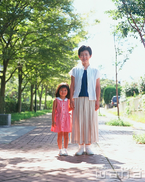 イラスト＆写真のストックフォトwaha（ワーハ）　人物、日本人、親子、屋外、正面、全身、ポートレート、2人、幼児、女の子、散歩、手をつなぐ、無邪気、街と人、街並み、街並　p2-0991a