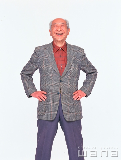 イラスト＆写真のストックフォトwaha（ワーハ）　人物、日本人、シニア、白バック、正面、上半身、ポートレート、スタジオ、白バック、ポーズ、笑う、元気、笑う、笑い、スマイル　p2-1073a