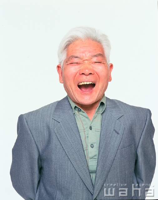 イラスト＆写真のストックフォトwaha（ワーハ）　人物、日本人、シニア、シニア、笑顔、白バック、正面、上半身、スタジオ、白バック、ポーズ、ポートレート、表情、ポーズ、大笑い、豪快、楽しい、元気、笑う、笑い、スマイル　p2-1084a